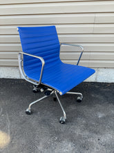 Load image into Gallery viewer, Vintage Herman Miller Eames Aluminum Group Desk Chair